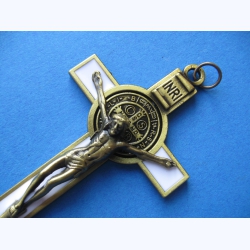 Krzyż metalowy z medalem Św.Benedykta 7 cm.Biały 